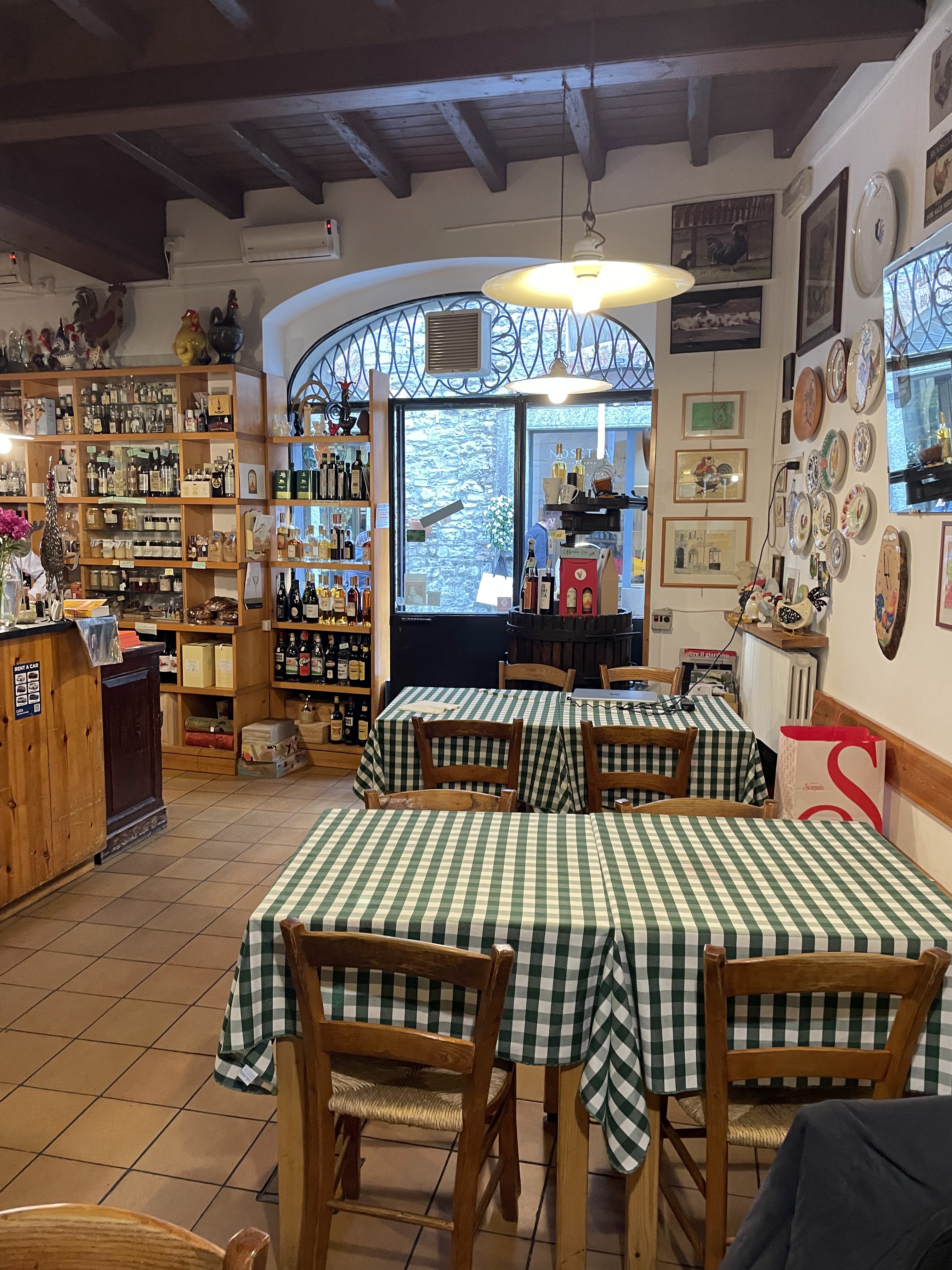Interno dell'Osteria del Gallo