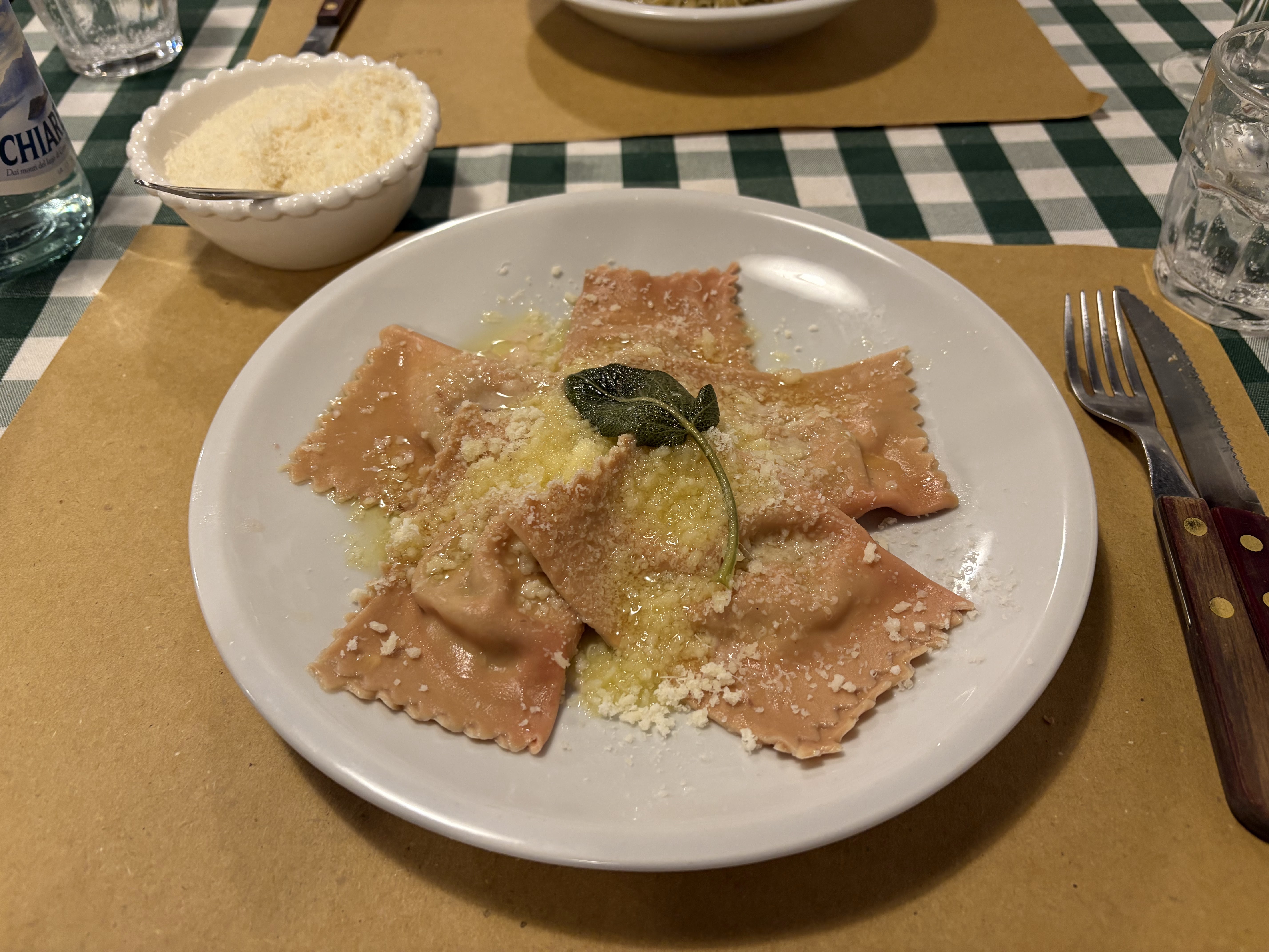 Ravioli burro e salvia